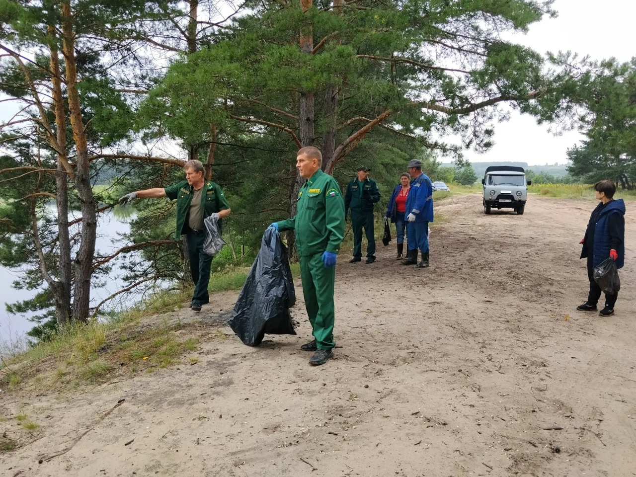 «Долголеты» вышли на уборку берега реки Воронеж 