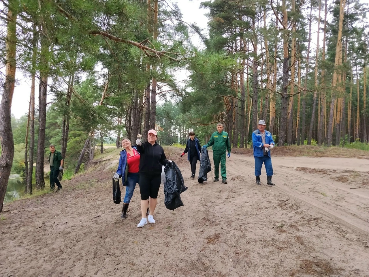 «Долголеты» вышли на уборку берега реки Воронеж 